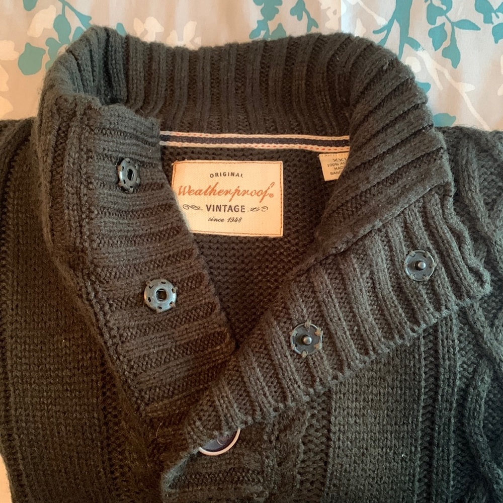 Very nice 3 button neck sweater. Excellent condition